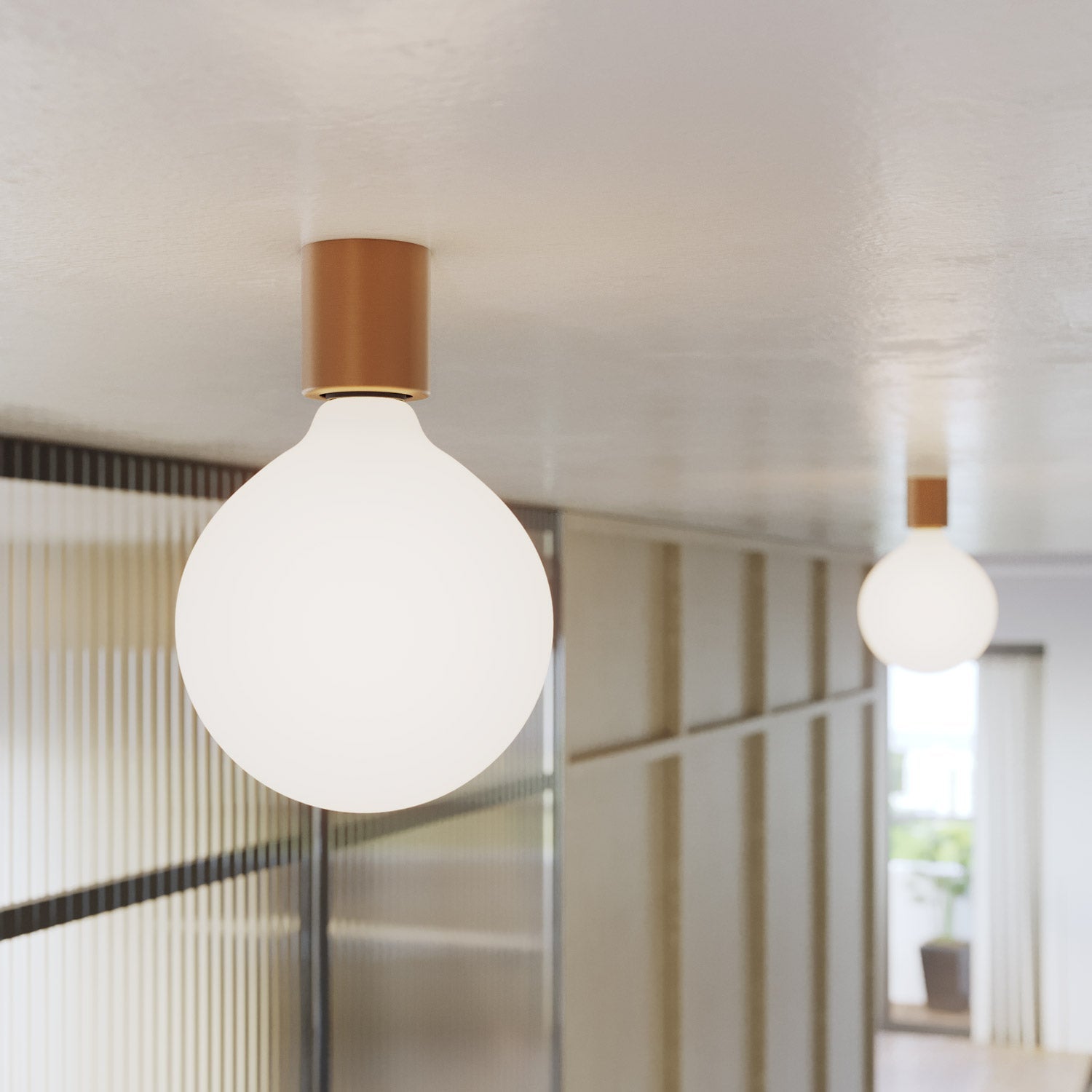 Applique in metallo con lampadina globo effetto porcellana - Rame satinato