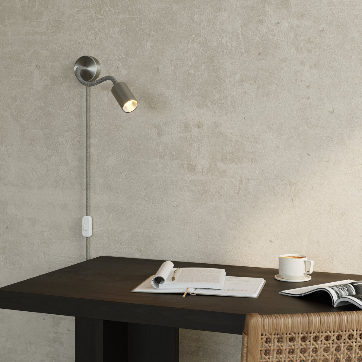 Lampada con spina e braccio snodabile, faretto Spotlight GU10 Bispot - Titanio satinato / Nero