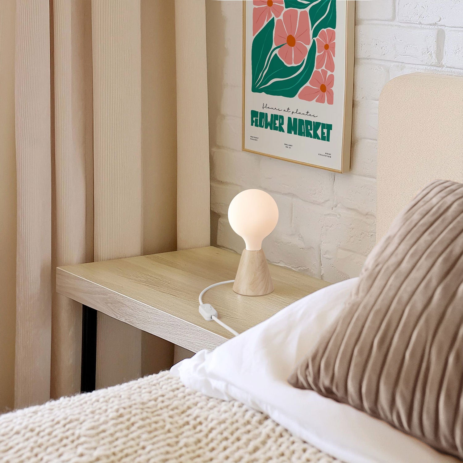 Lampada da tavolo con base in ontano, lampadina a effetto porcellana, cavo RM01 e spina EU